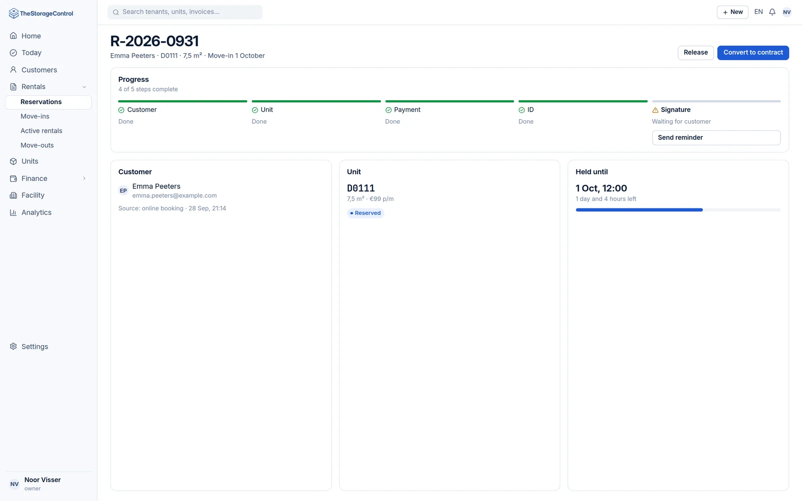 Reservation with progress steps and the button to convert it into a customer and contract